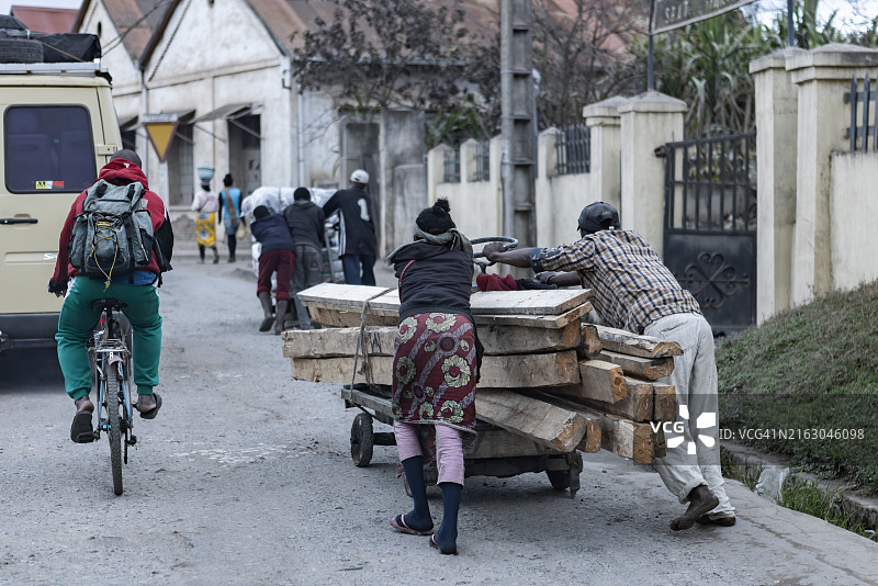 在马达加斯加城市运输木材图片素材