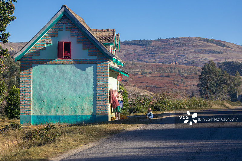 马达加斯加色彩鲜艳的路边房屋图片素材