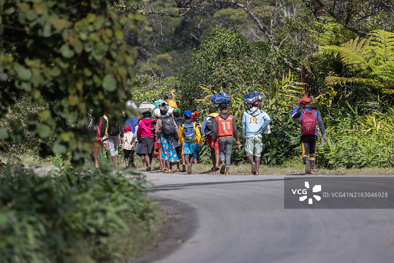 头顶背包的马达加斯加人图片素材