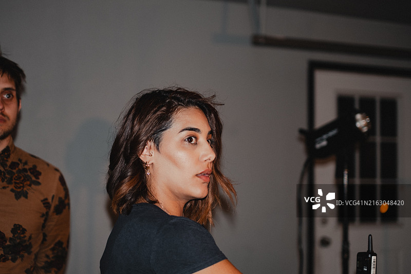 年轻女人站在家中眺望（美国新墨西哥州拉斯克鲁塞斯）图片素材