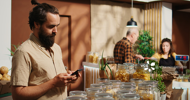 男子检查网上蔬菜是否为有机蔬菜图片素材