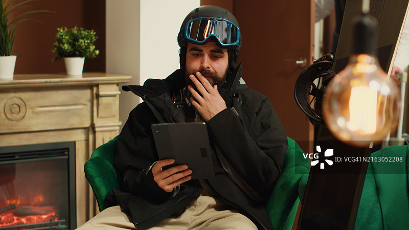 酒店礼宾部在酒店大堂为客人办理入住图片素材