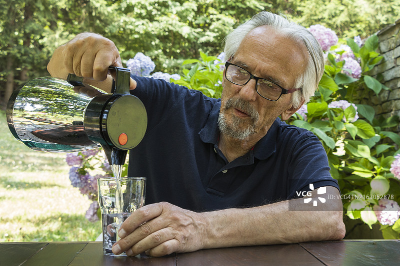 一名男子努力保持良好的心理健康图片素材