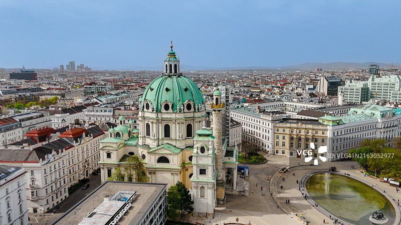 维也纳卡尔教堂鸟瞰：圣查尔斯博罗梅奥教堂与图拉真柱图片素材