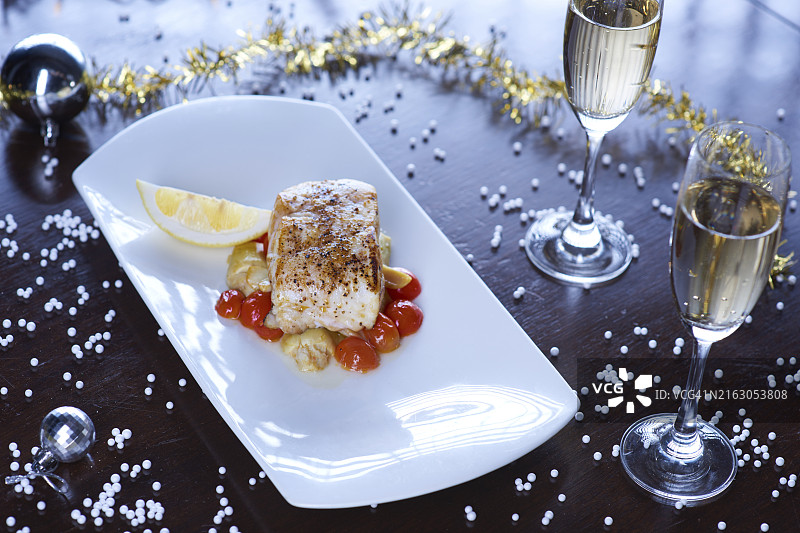 烤三文鱼配番茄蒜蓉柠檬图片素材