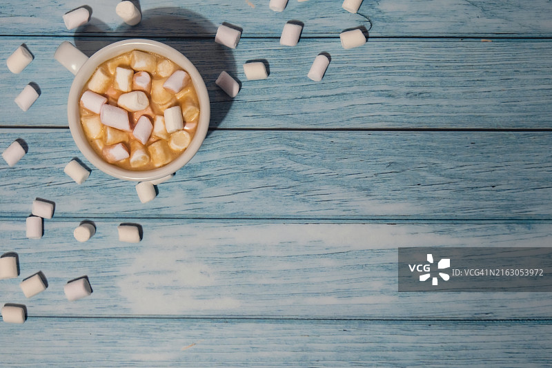 带有白色咖啡杯的空白贺卡或邀请卡样机图片素材