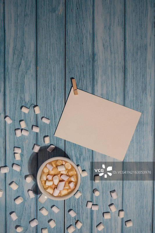 带有白色咖啡杯的空白贺卡或邀请卡样机图片素材