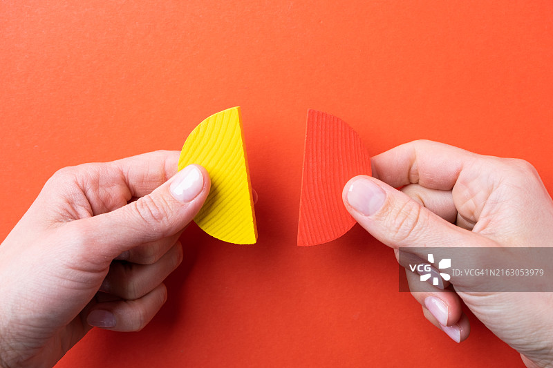 使用彩色木制饼图的手图片素材