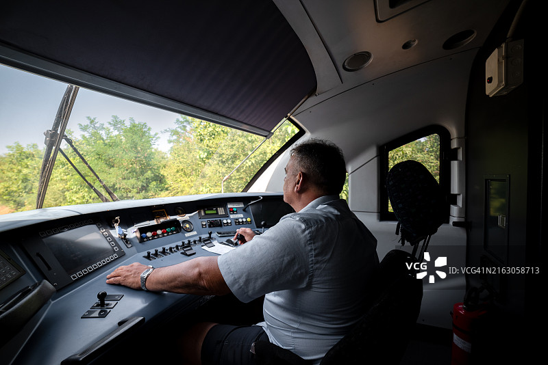 火车控制室内的火车司机图片素材