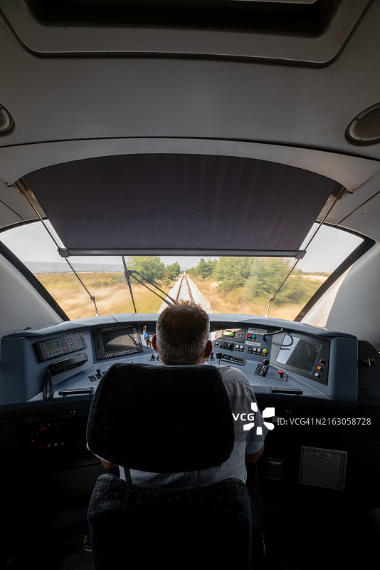 火车控制室内的火车司机图片素材