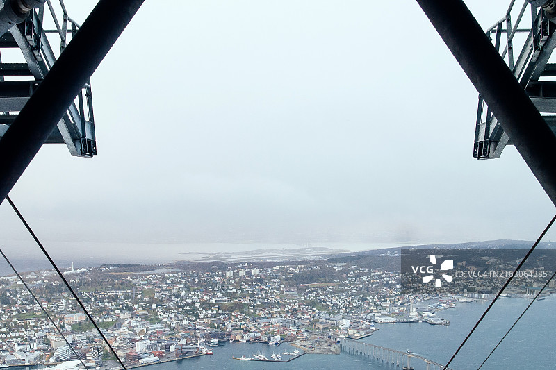从斯托尔斯泰内山顶的缆车上拍摄的雾天特罗姆瑟全景图片素材