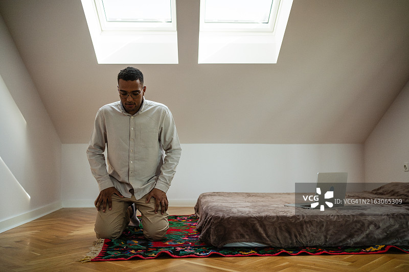 白天在他的房间里祈祷的穆斯林男子图片素材