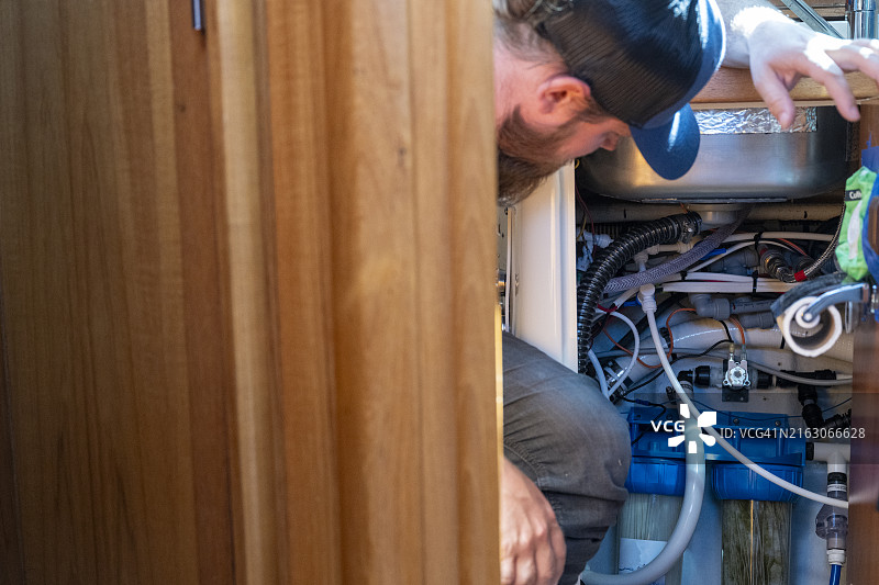 男人看着帆船引擎图片素材