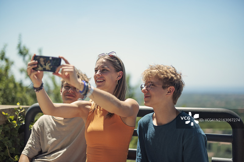 青少年在意大利小镇观光并自拍图片素材