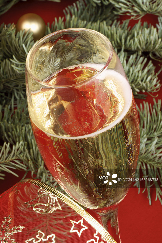 圣诞背景下的意大利气泡酒杯特写图片素材