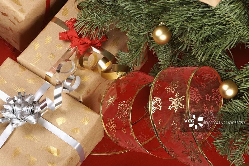 红色背景下的圣诞树下的圣诞礼物图片素材