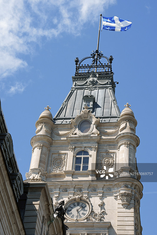 魁北克议会大厦的钟楼和魁北克旗帜图片素材