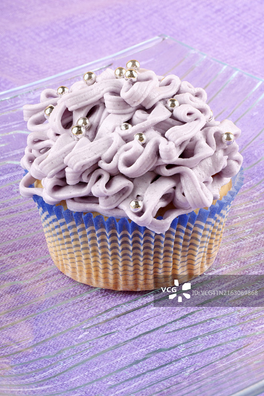 淡紫色纸杯蛋糕，饰有银色糖珠图片素材