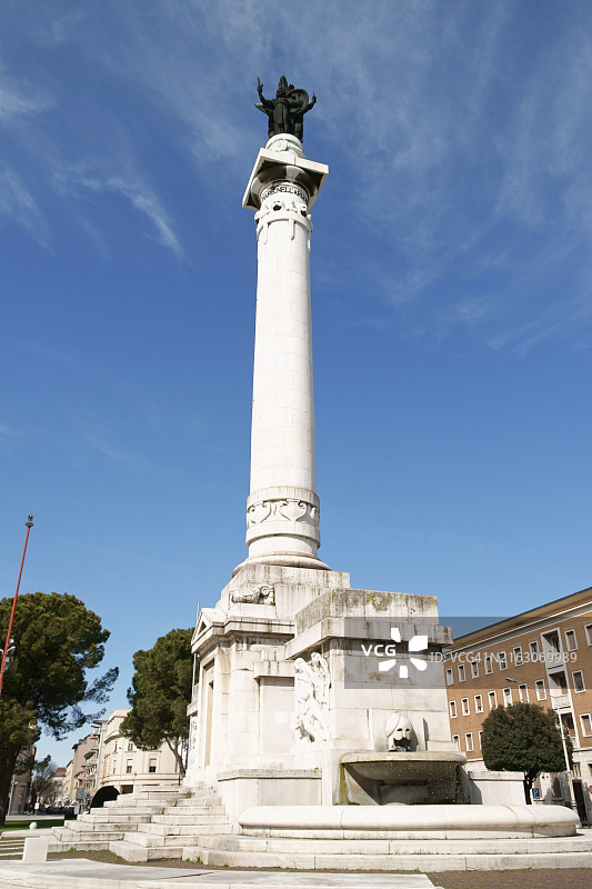 弗利,胜利广场和纪念第一次世界大战中牺牲士兵的纪念碑。该纪念碑建于法西斯时期图片素材