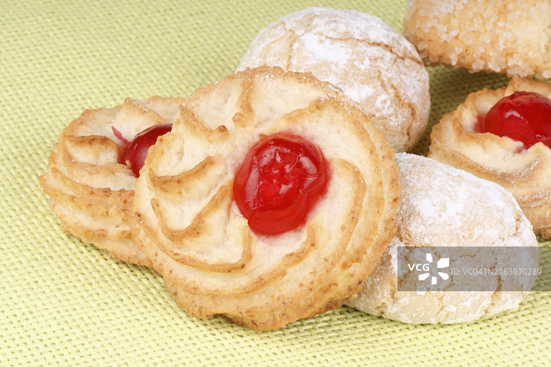 各种西西里杏仁糕点特写，饰有糖果樱桃、糖粉和砂糖。选择性聚焦图片素材