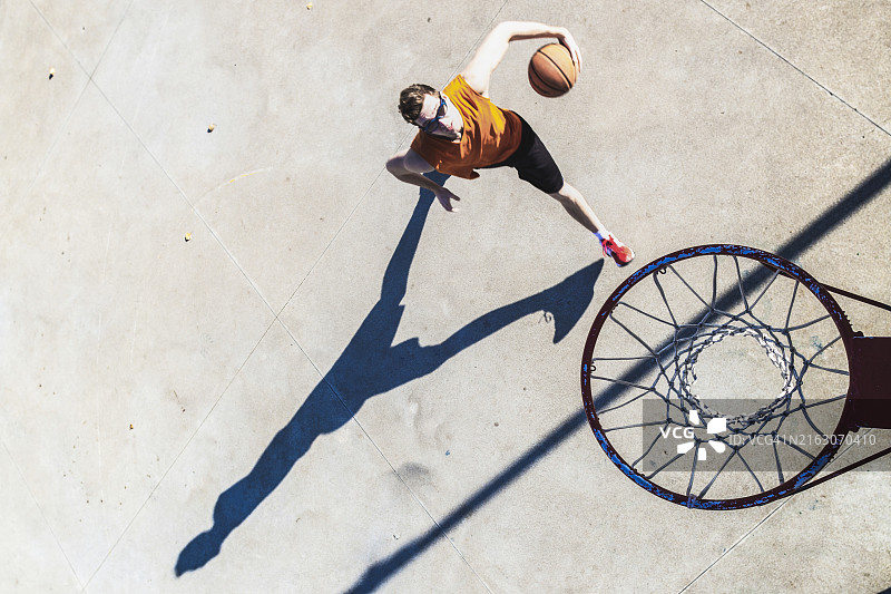 男篮球运动员向篮筐方向运球图片素材