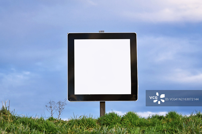 草地上的方形空白广告牌图片素材
