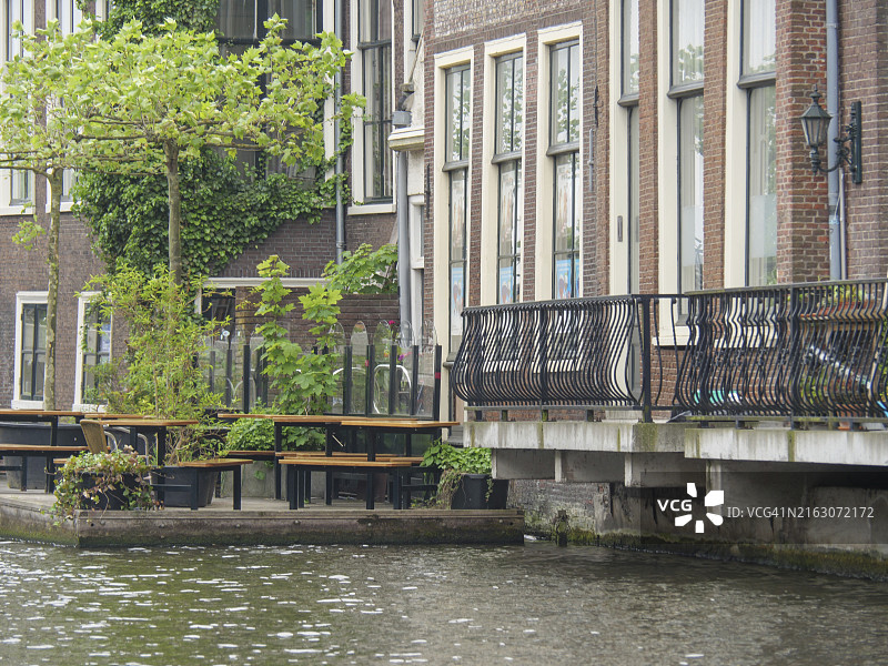荷兰莱顿的城市运河与临近建筑图片素材
