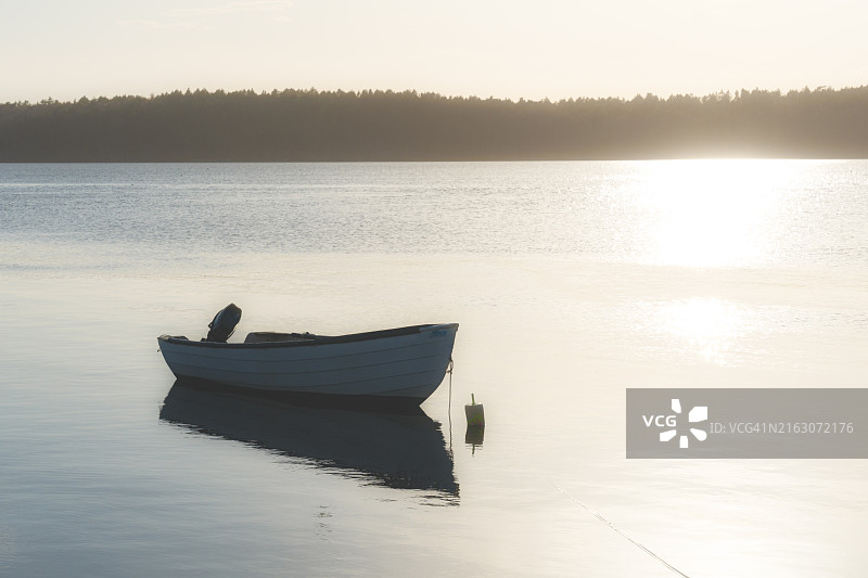 雾湾上的小渔船图片素材
