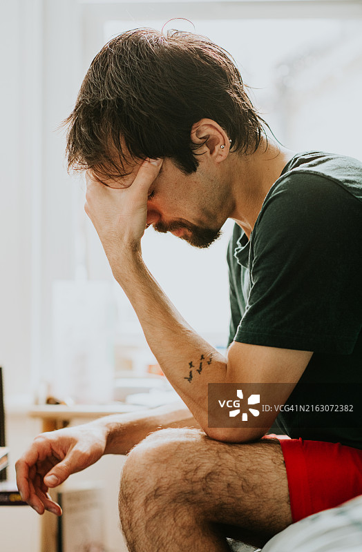 头痛或沮丧的男人概念图图片素材