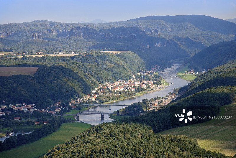 巴德尚道和厄尔士山脉风光图片素材