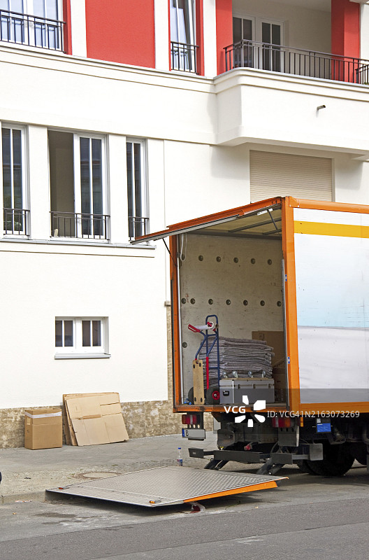 柏林联排别墅前的搬迁货车图片素材