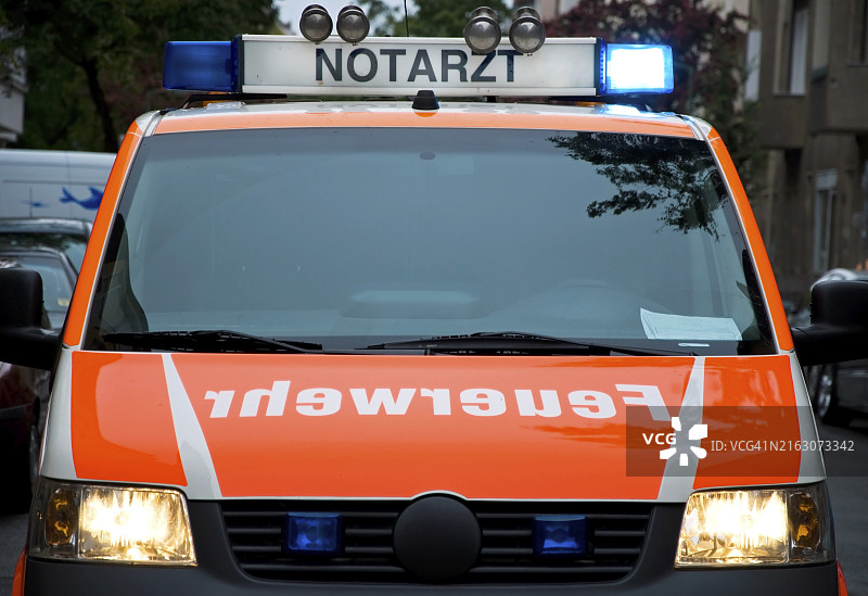 带蓝灯的德国急救车图片素材