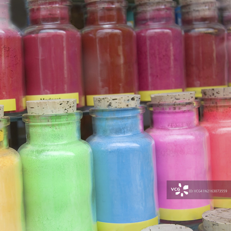 橱窗里展示的各色颜料图片素材