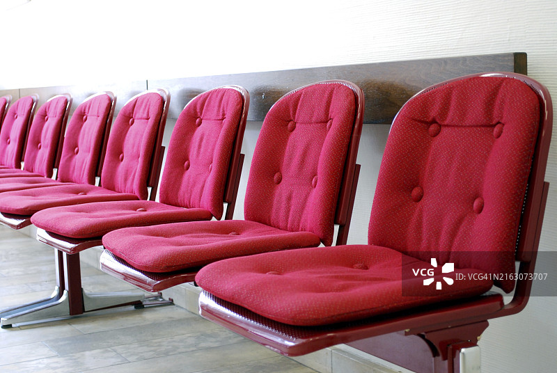 等候室里一排红色座椅图片素材
