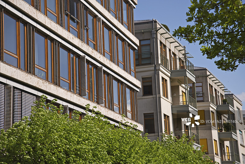 绿树环绕的现代城市住宅图片素材