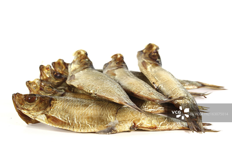 白色背景上的一把烟熏鲱鱼图片素材