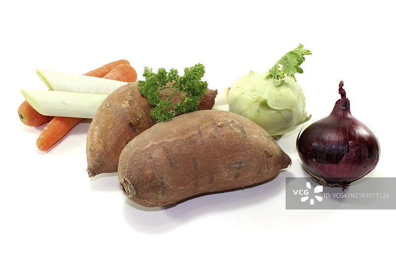 白背景上的红薯、韭葱、大头菜、洋葱、胡萝卜和欧芹图片素材