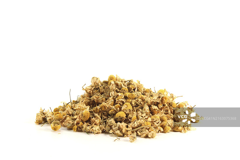 白色背景上的干黄甘菊图片素材