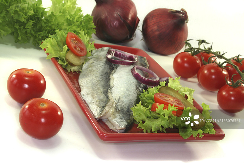 洋葱圈、番茄、黄瓜和生菜腌鲱鱼图片素材