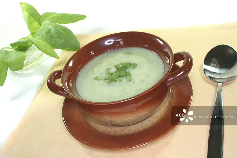 杯中亚麻布上的新鲜酢浆草汤图片素材