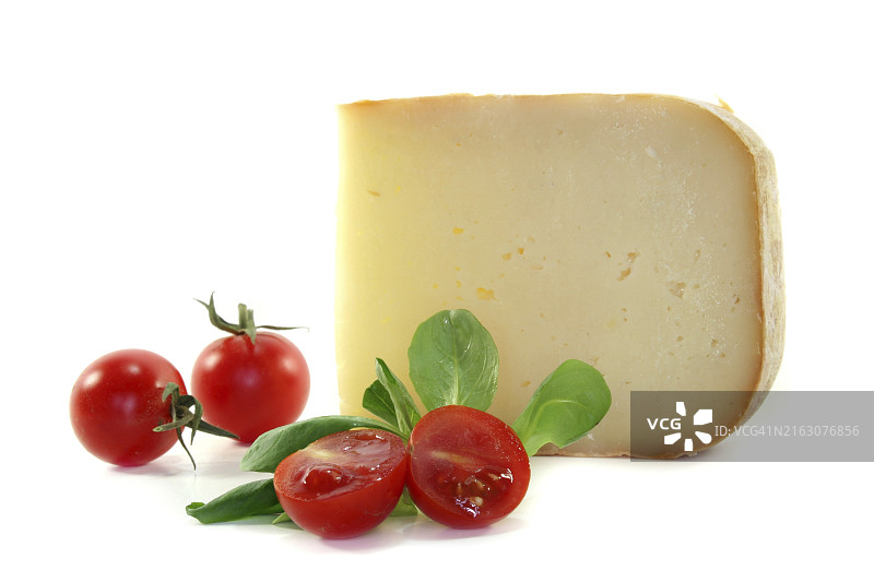 白色背景上的奶酪、番茄和羊羔生菜图片素材