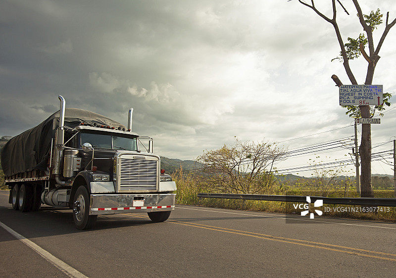 哥斯达黎加道路上的卡车图片素材