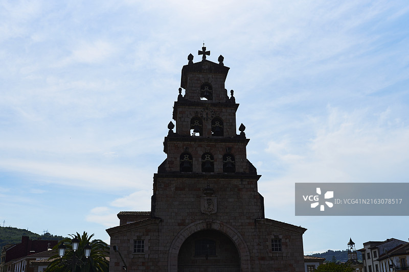 康加斯德奥尼斯大教堂的外观，白天有钟楼，天空为背景（前视图）图片素材