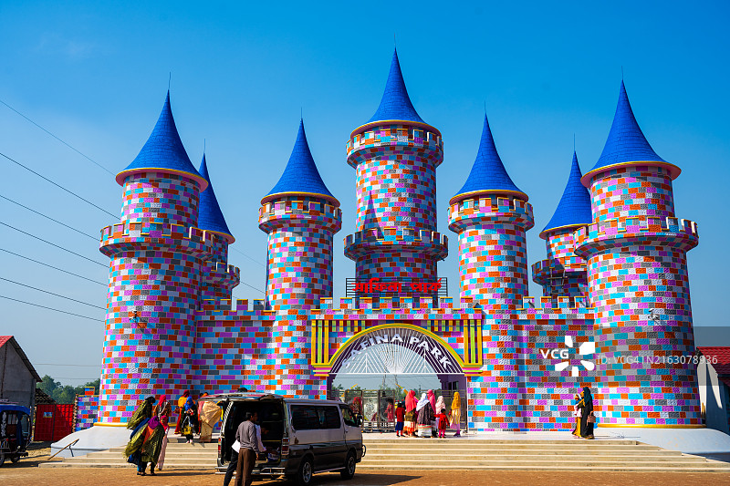 孟加拉国戈达加里游乐园的彩色城堡入口图片素材