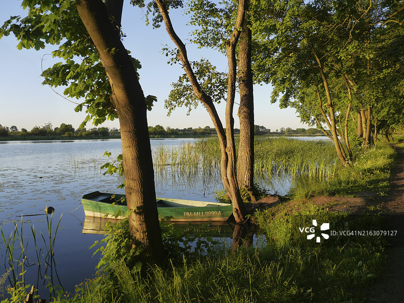 波兰马里恩堡附近诺加特河上的绿船图片素材