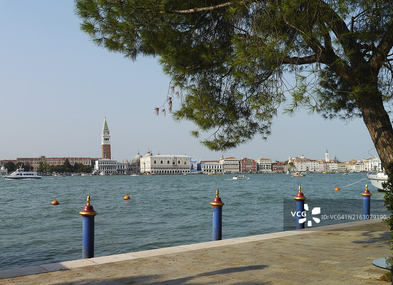 朱代卡岛河畔长廊图片素材