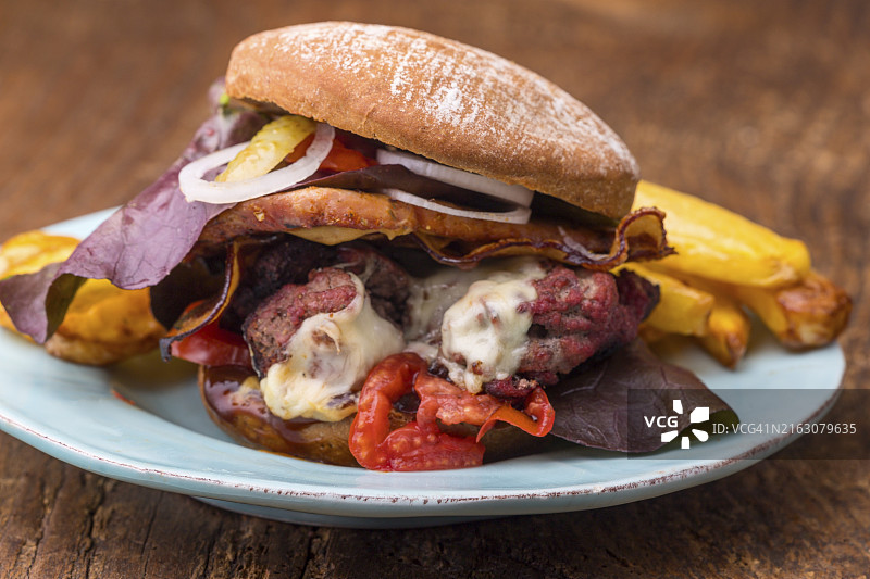 手撕猪肉汉堡配炸薯条图片素材