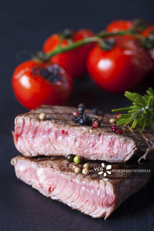 石板盘上多汁的牛排图片素材