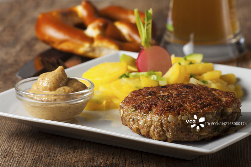 巴伐利亚肉糕配土豆沙拉图片素材