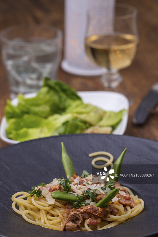 意大利番茄酱宽面图片素材